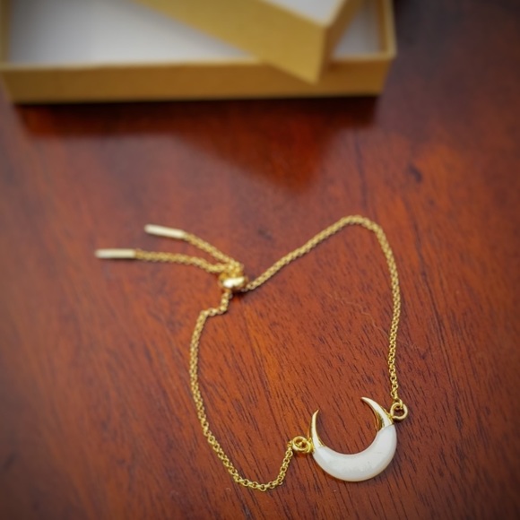 18K Moon Natural Shell Crescent Moon Bracelet - Picture 2 of 4